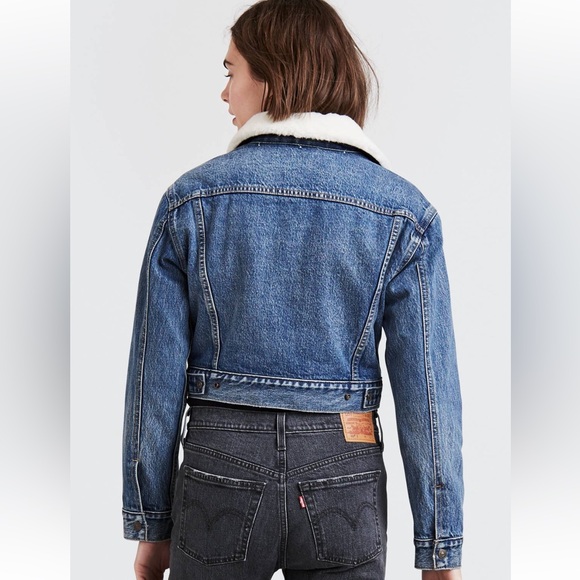 Levi’s Cropped Sherpa Trucker Denim Jacket Size Medium - Picture 2 of 6